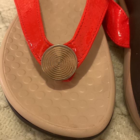 CUTE red sandals with good accent button! - Picture 3 of 5